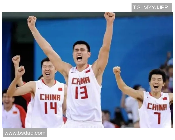 姚明劈扣瞬间回顾：巨人如何在赛场上展现力量与优雅的完美结合