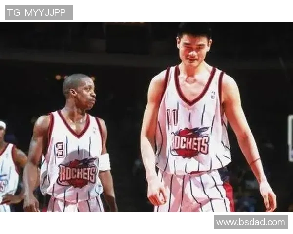 姚明在篮球场上挥洒汗水，重拾梦想的瞬间与激情的碰撞