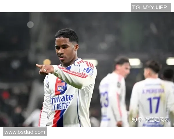 欧联杯激情对决巴黎圣日耳曼大胜里昂红牌事件引发全场热议 欧联杯激情对决巴黎圣日耳曼大胜里昂红牌事件引发全场热议