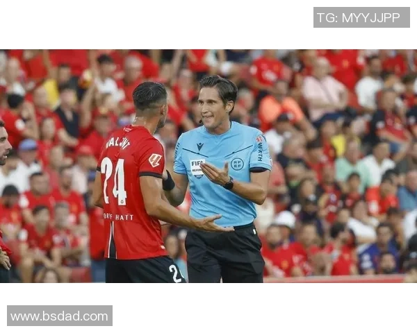 德甲焦点战巴萨与里昂互交白卷乌龙球引发全场争议判罚热议 德甲焦点战巴萨与里昂互交白卷乌龙球引发全场争议判罚热议